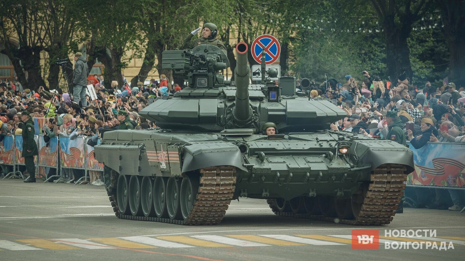 В колонне военной техники - танки и бронемашины Великой Отечественной войны и современная техника