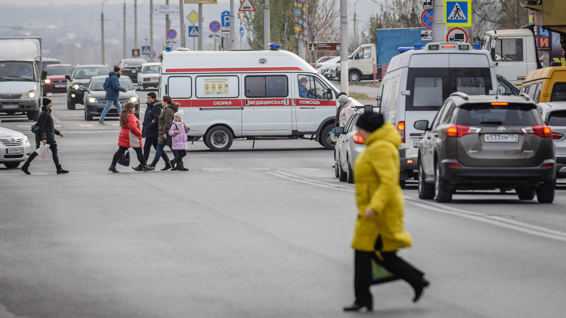 Водитель Toyota Camry сбил мать с ребенком на переходе в Волгограде