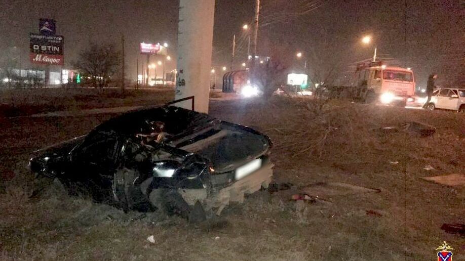 Машина дважды перевернулась посреди дороги в Волгограде