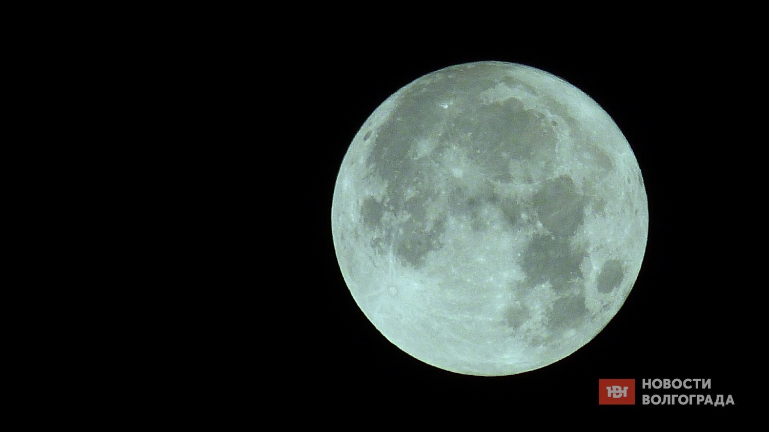 Взошла ли луна. Голубая Луна фото. Голубая Луна не запоминай. Луна восходит над горой Монвизо.