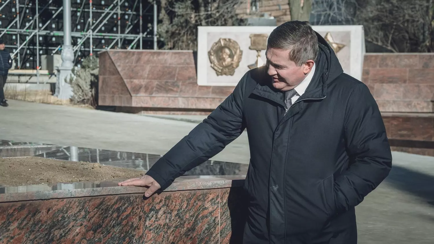 Губернатор чтит великое прошлое Волгограда и поддерживает связь с ветеранами
