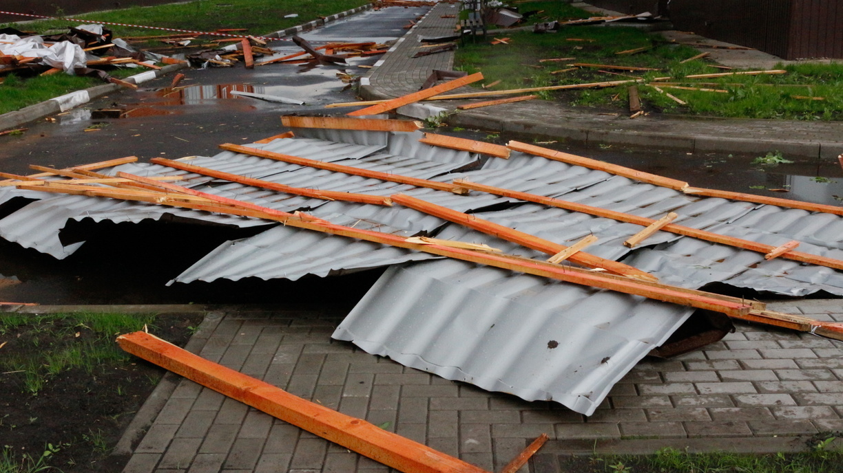 Ураган снёс крышу сельской администрации в Волгоградской области