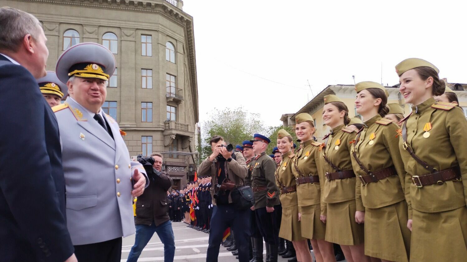Девушки-регулировщицы устроили в Волгограде фотосессию с губернатором и заместителем министра МВД