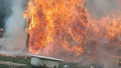 Два человека заживо сгорели в деревянном доме в Волгоградской области