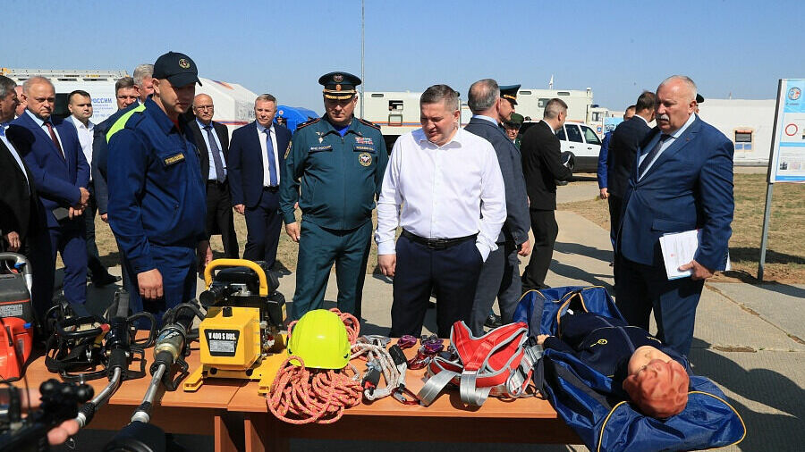 Губернатор Андрей Бочаров провел смотр противопожарной техники.