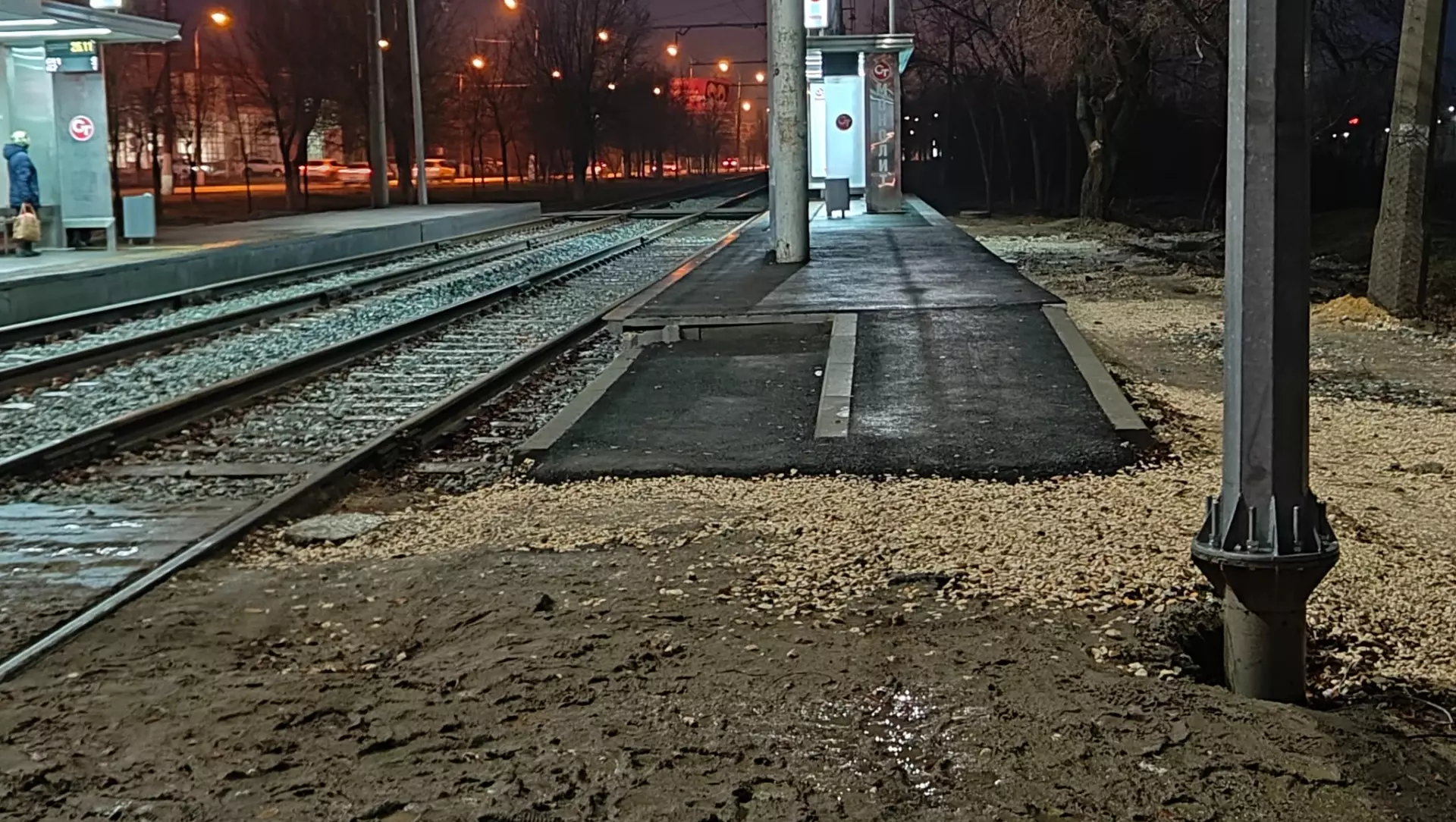 Волгоградцы жалуются на грязь вокруг новых трамвайных остановок
