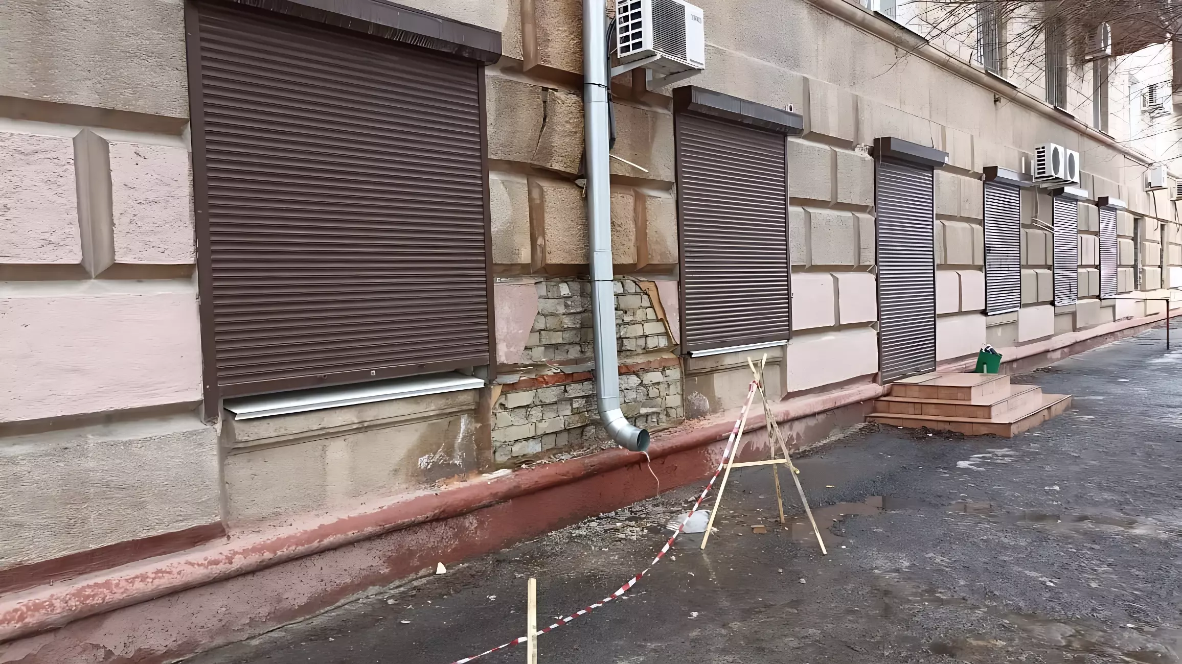 Прямо в центре Волгограда с фасада дома рушится штукатурка