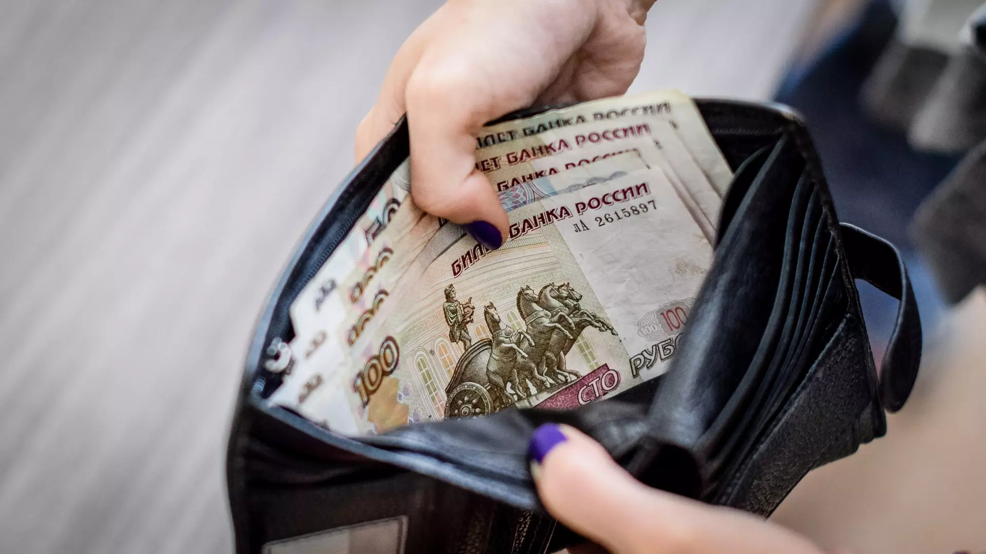 Средняя зарплата снижается третий месяц в Волгограде