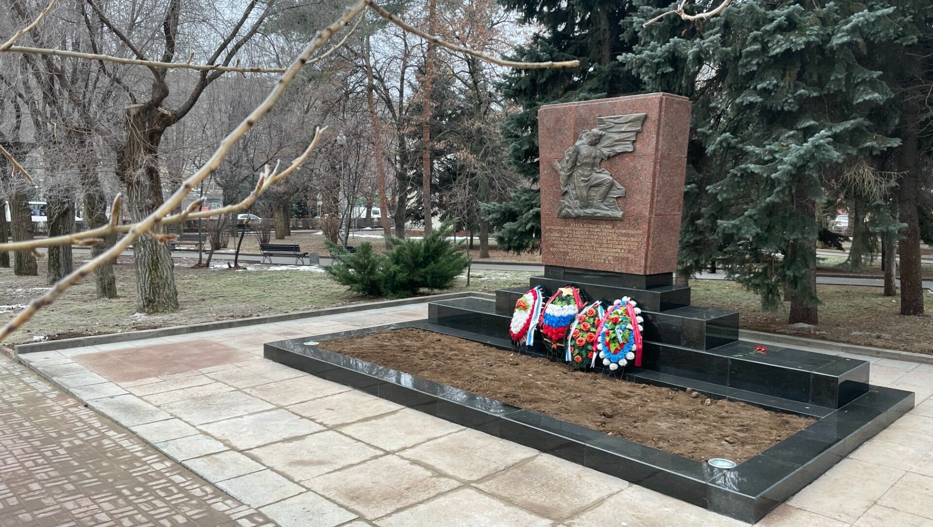 Реставрация братской могилы на Аллее Героев завершена в Волгограде