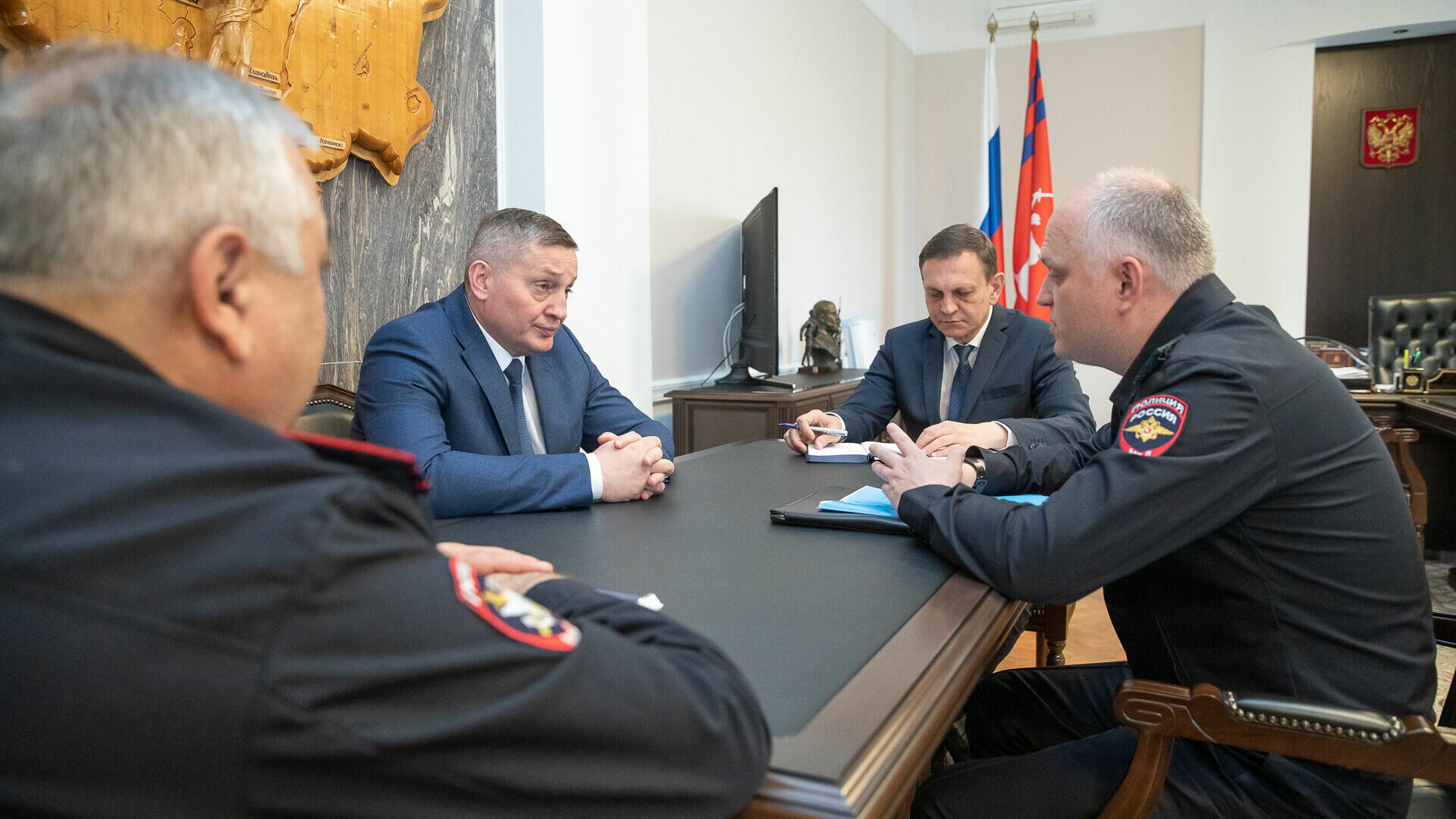 Бочаров обсудил вопросы безопасности с начальником транспортной полиции