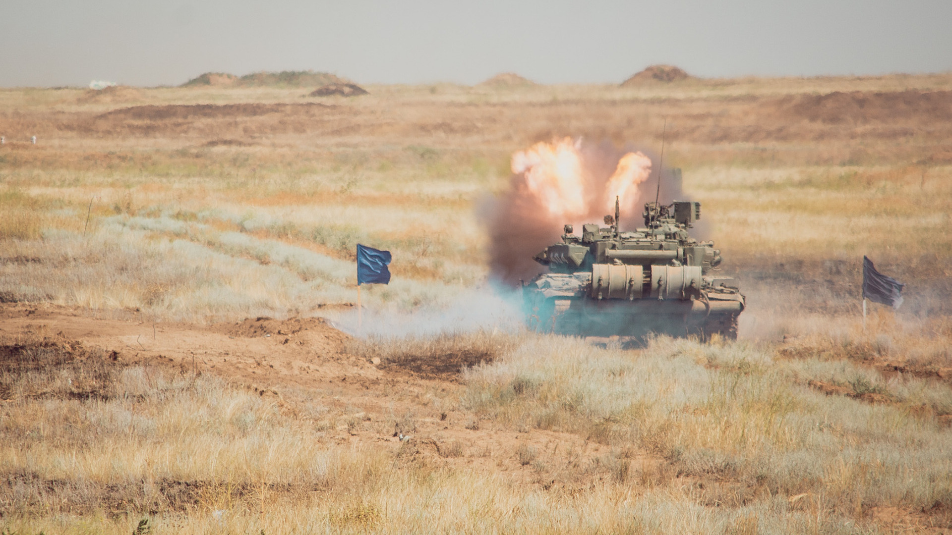 Экипажи Т-90А выполняют стрельбу на ходу
