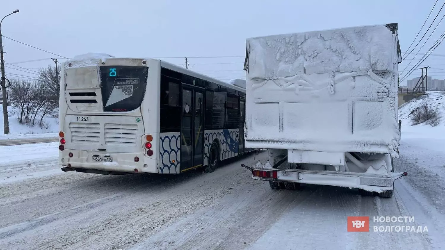 Фуры останавливаются на дорогах Волгограда из-за снега