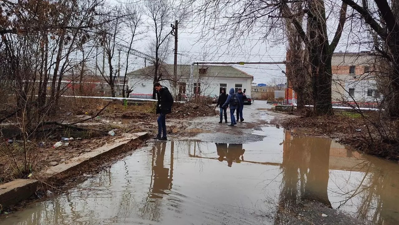 В Волгограде территория у остановки электрички «Шпалопропитка» поросла мусором и грязью