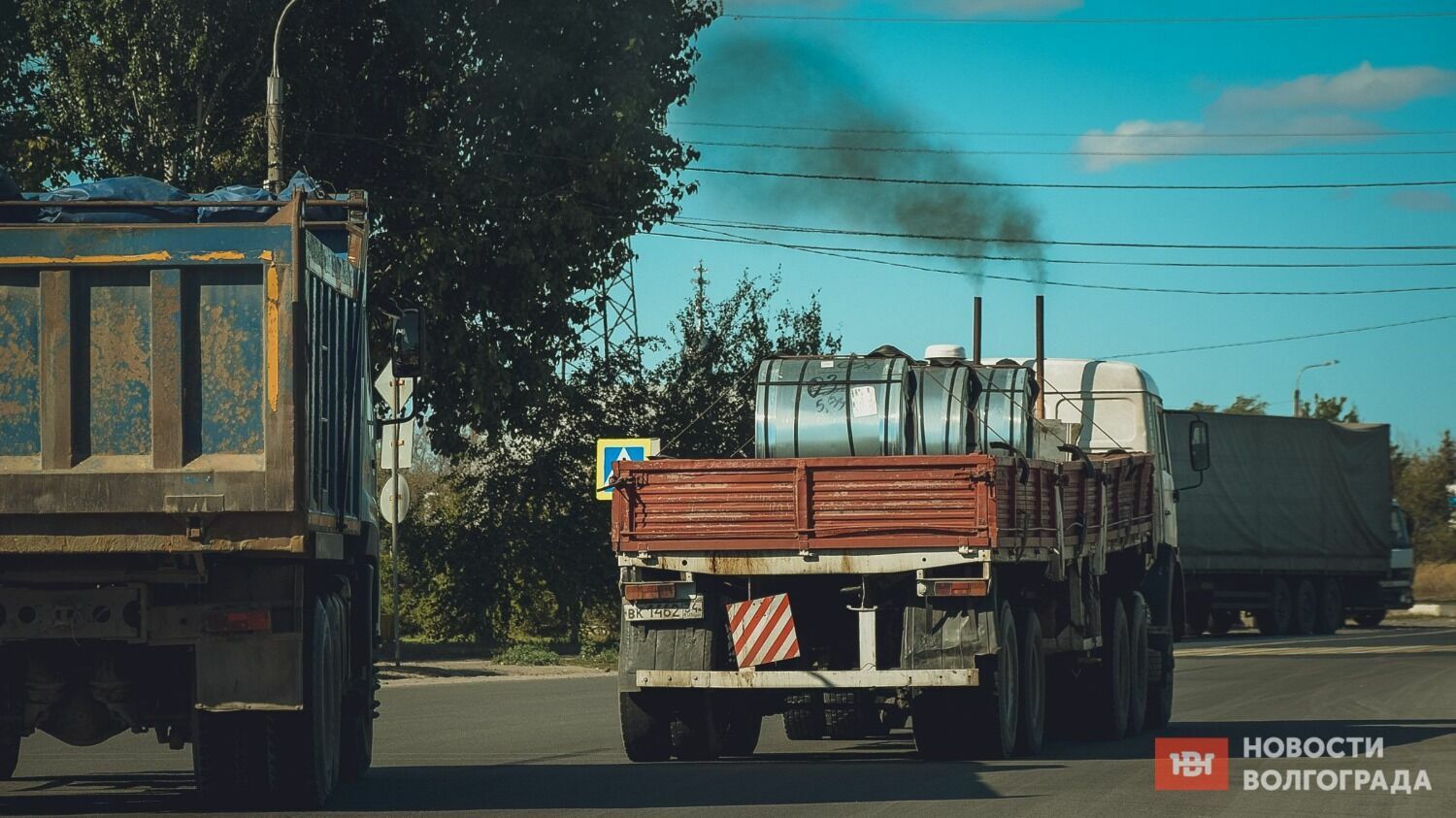 Транзитные фуры в Волгограде «дымят», портят асфальт и представляют угрозу для других участников движения.