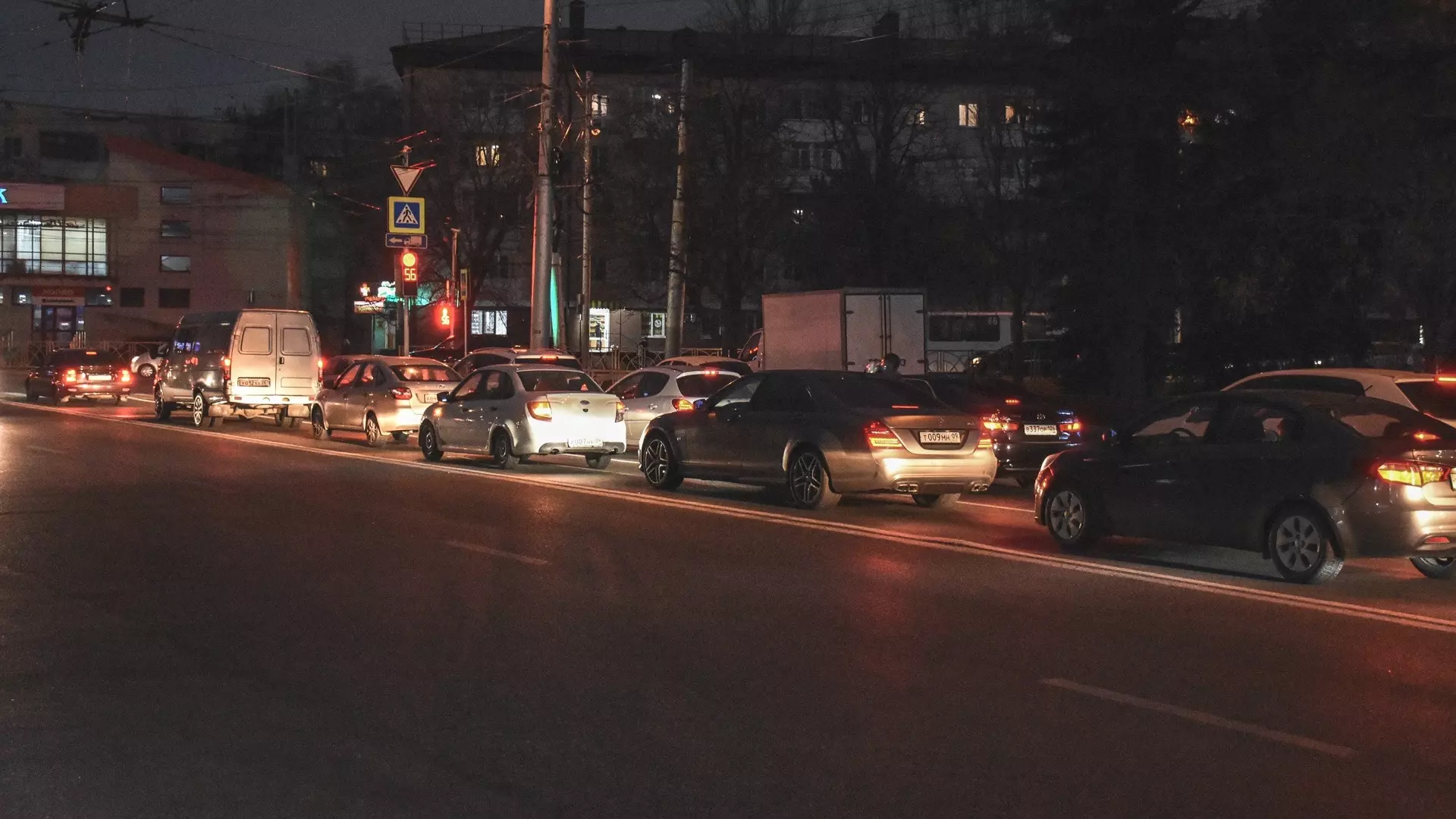 Из-за двух аварий встало движение на мосту в Волгограде