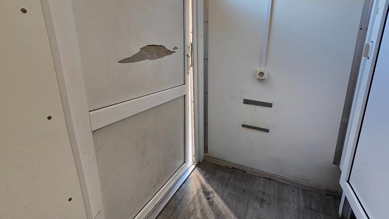 Туалет у музыкального театра в Волгограде "потрепали" вандалы