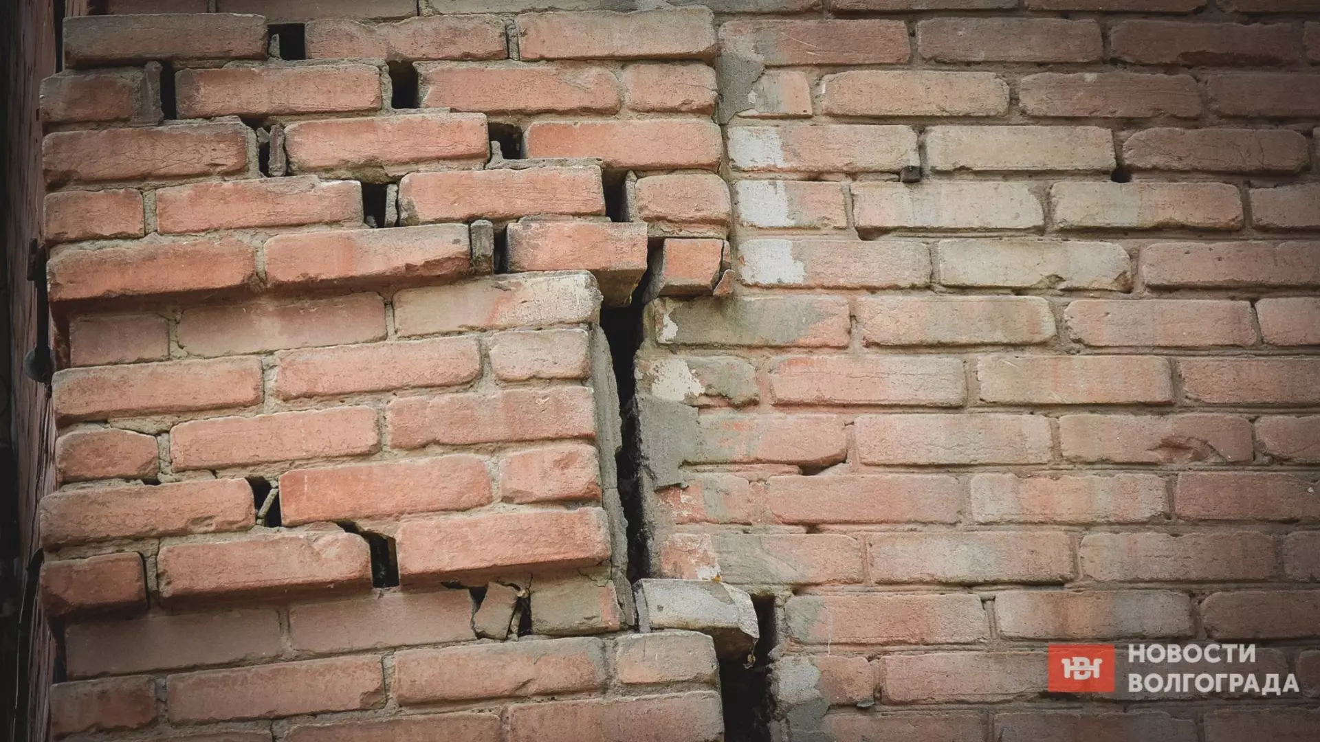 Стена отвалилась от дома на юге Волгограда