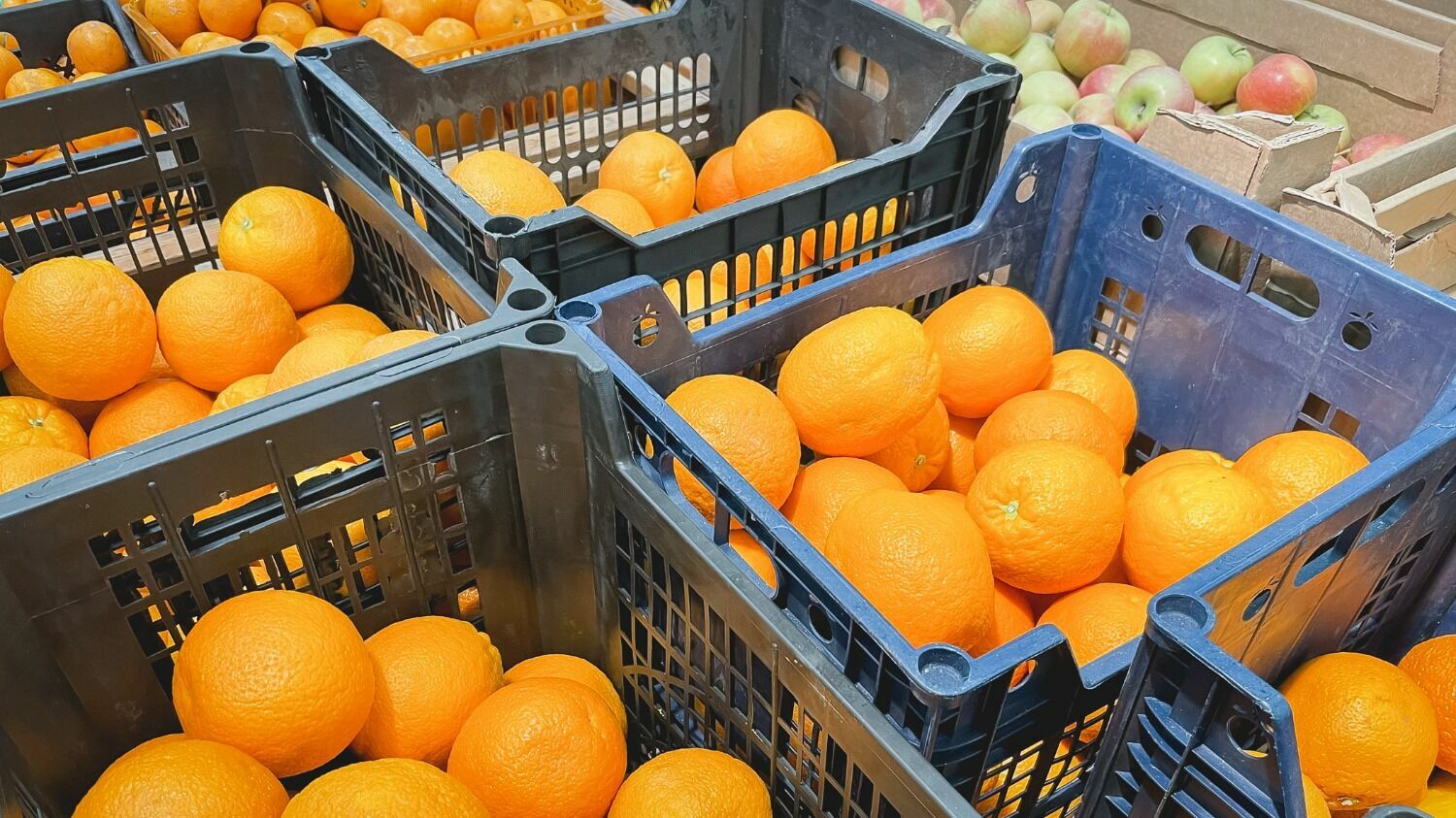 По цене 1 кг огурцов можно взять 4 кг апельсинов