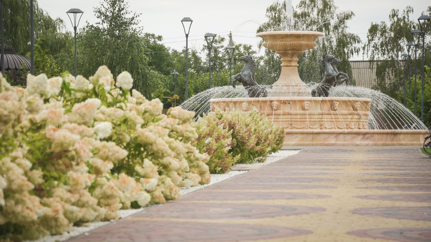 Местный парк с фонтаном и беседками — ещё одна точка притяжения 