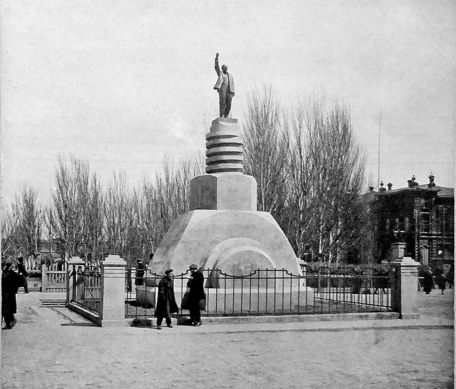 Памятник Ленину на болте в Сталинграде