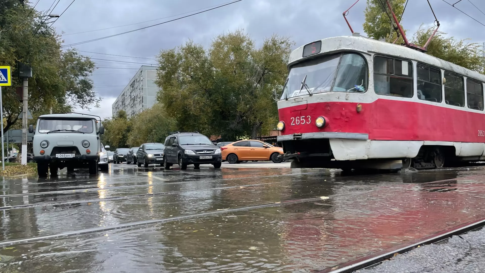 Из-за прорыва трубы в Ворошиловском районе Волгограда затопило трамвайные пути