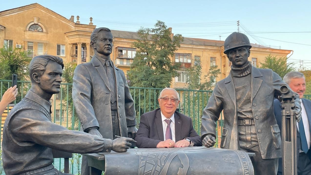 В обновленном сквере установили памятник Строителям авторства Сергея Щербакова