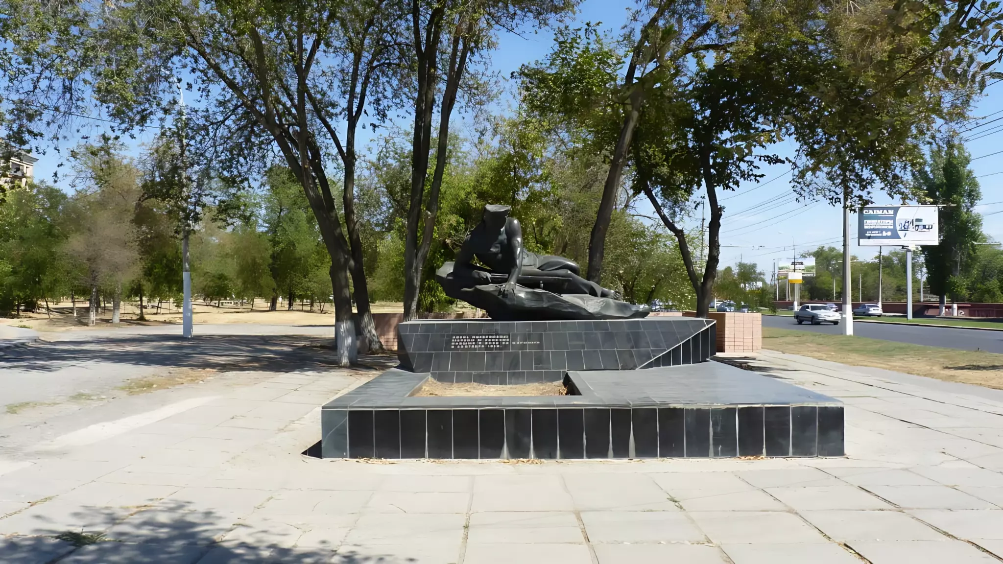 Памятник морякам в Волгограде неожиданно порыжел
