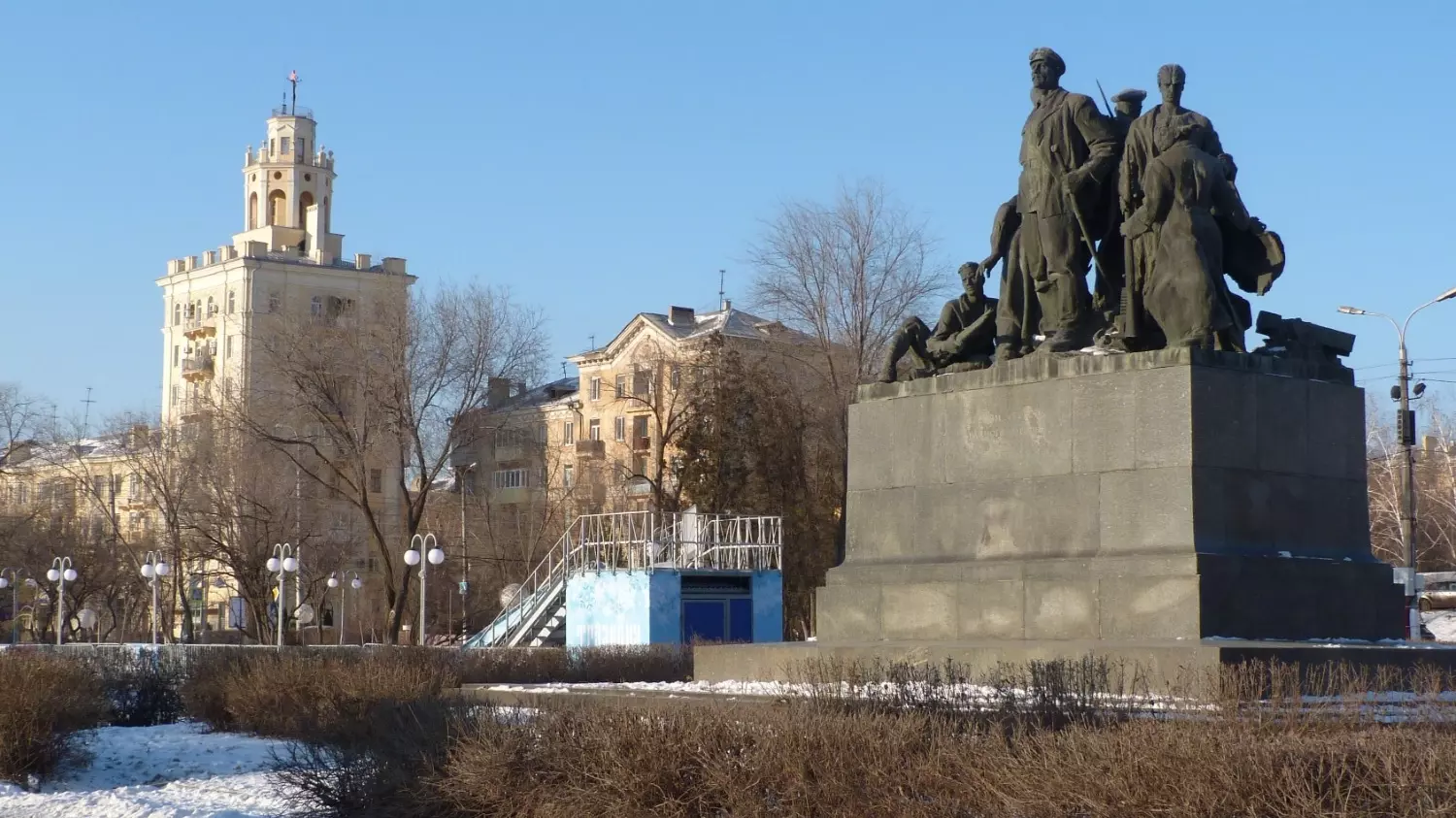 Памятник  Героям обороны Красного Царицына на площади Металлургов в Волгограде