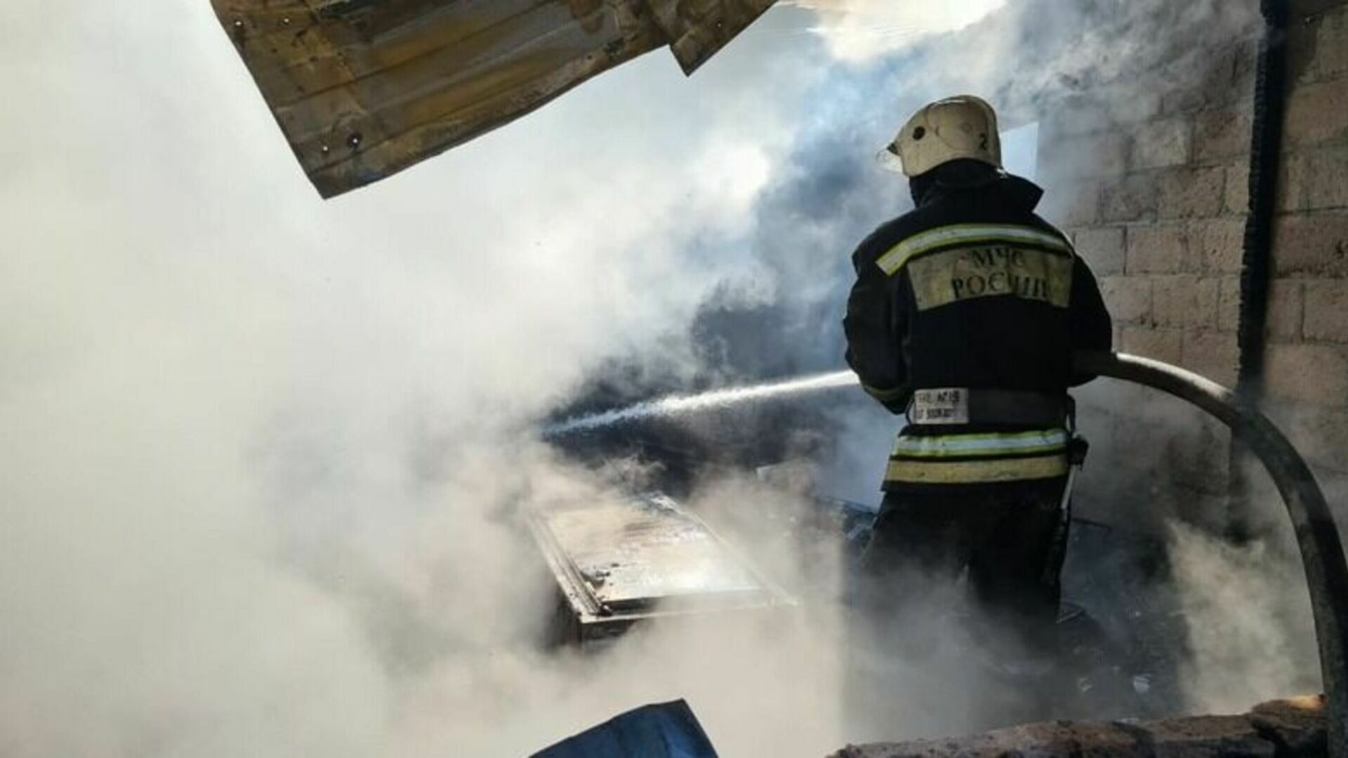 Склад загорелся возле оптовой базы в Волгограде