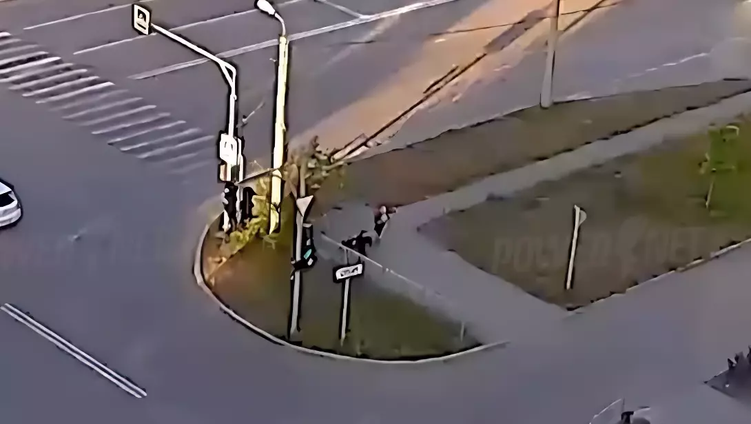 Сладкая парочка на самокате задавила пешехода и попала на видео под Волгоградом