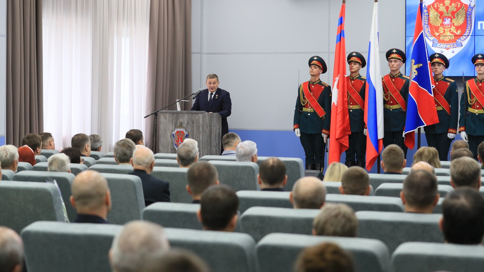 Андрей Бочаров поздравил волгоградские спецслужбы с юбилеем ФСБ