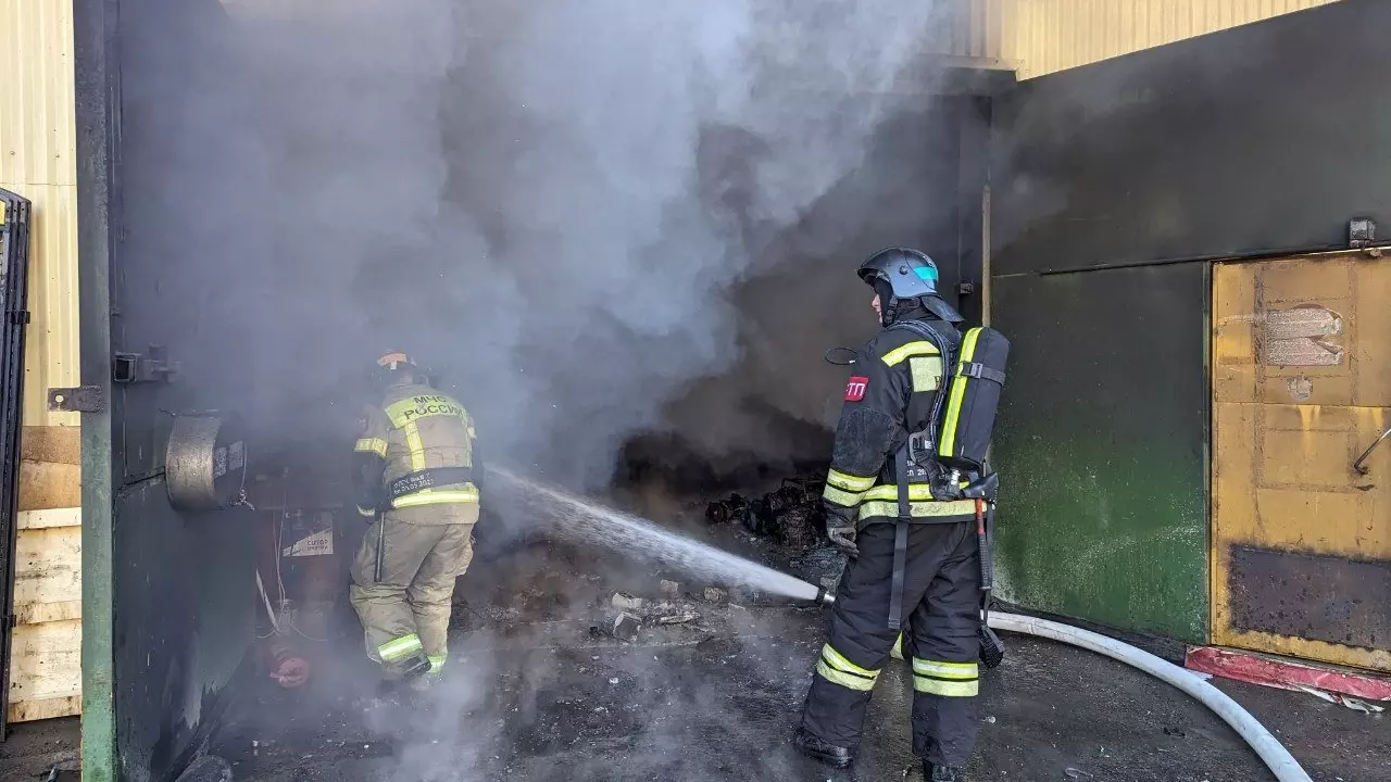Появилось видео пожара в складских помещениях на рынке Тулака в Волгограде