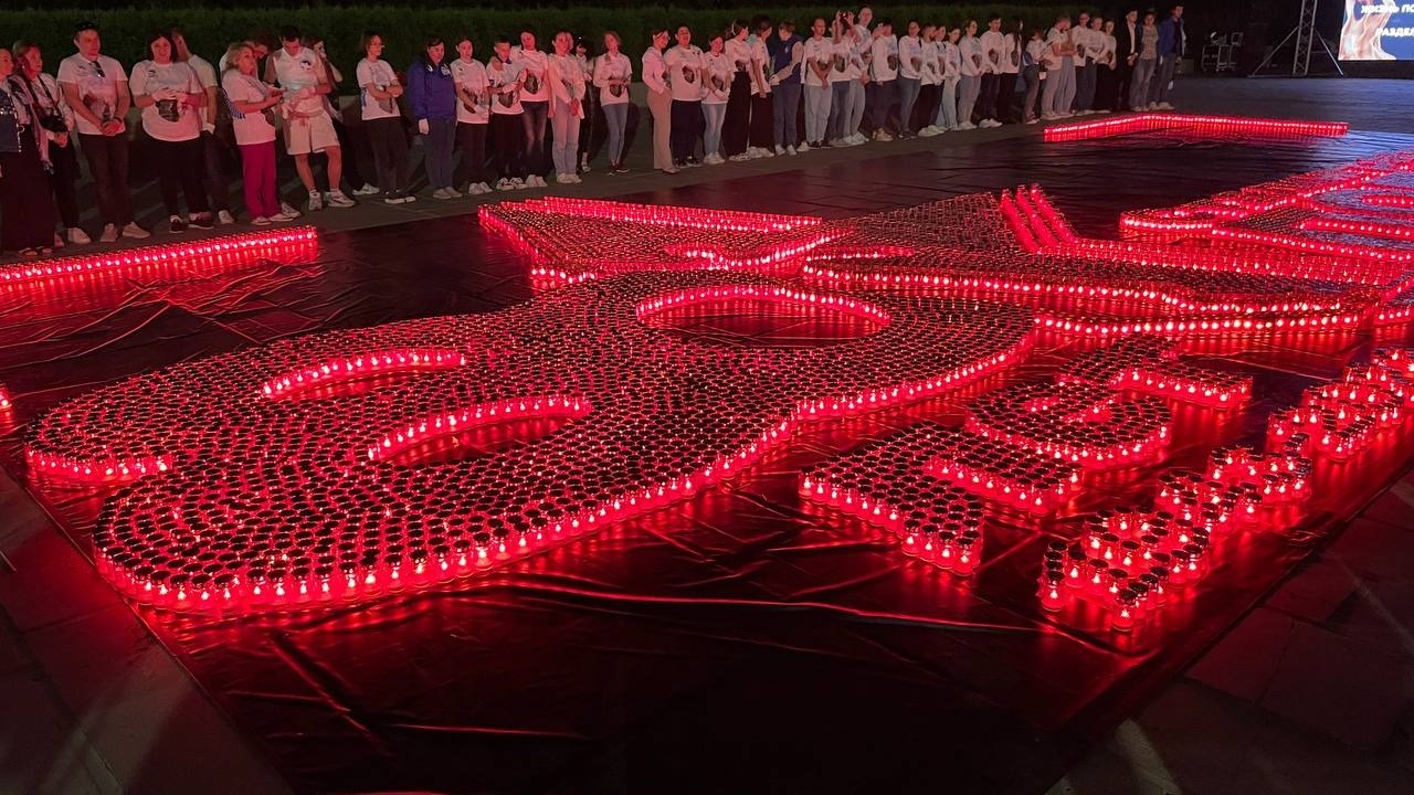 В ночь на 22 июня в Волгограде у подножия Мамаева кургана «Волонтеры Победы» зажгли 15 тысяч свечей