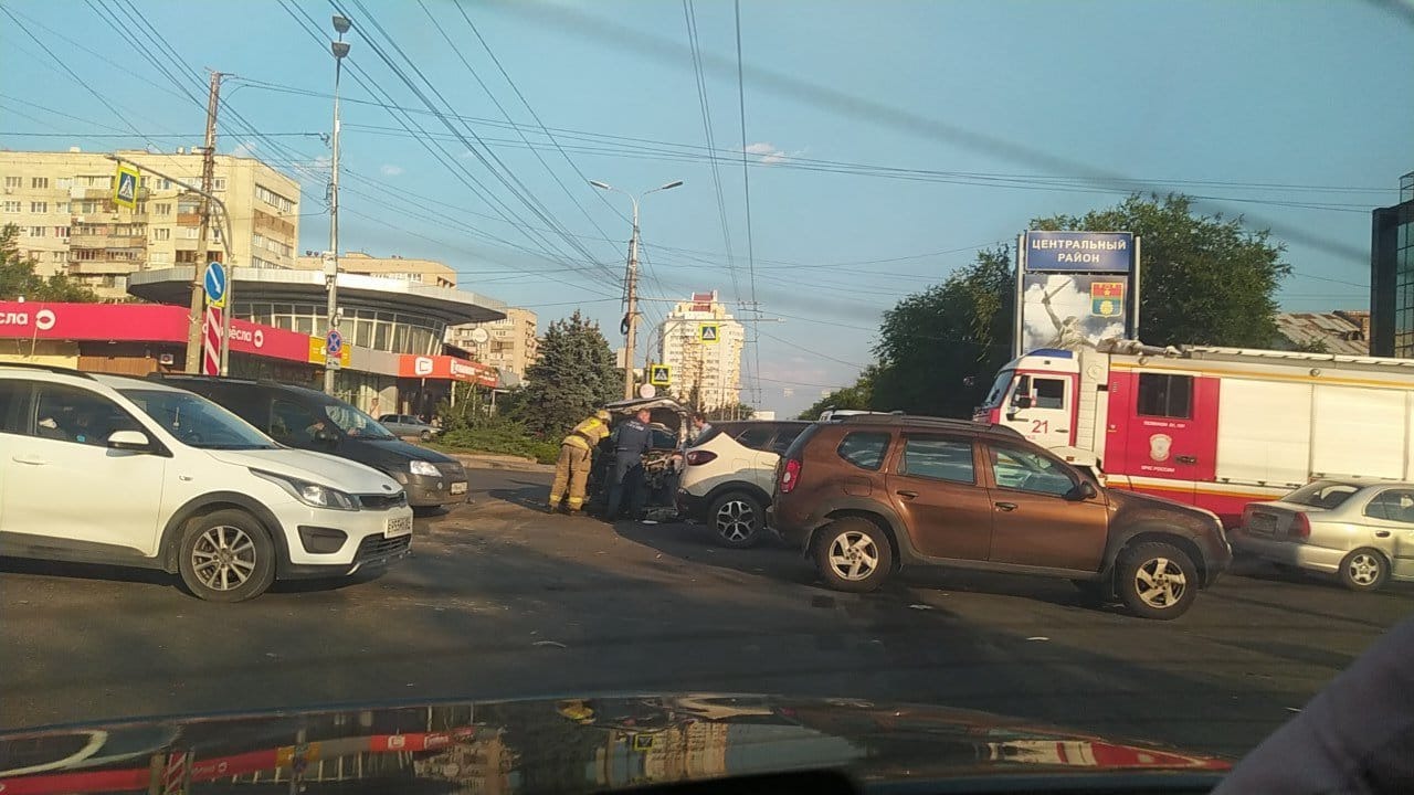 Две жуткие аварии вызвали пробки в Волгограде