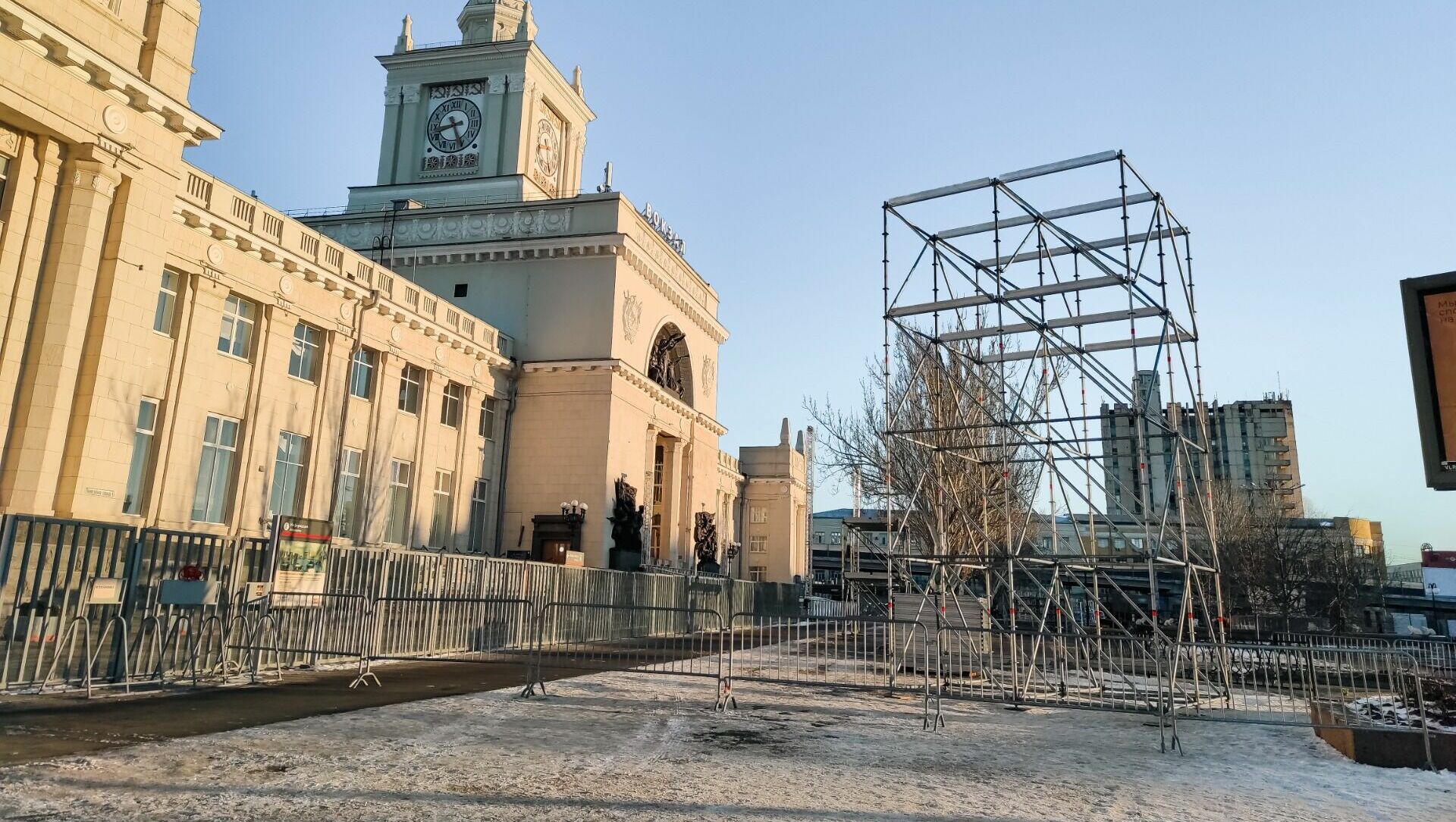 Баррикады из стройматериалов и палатки появились перед вокзалом в Волгограде