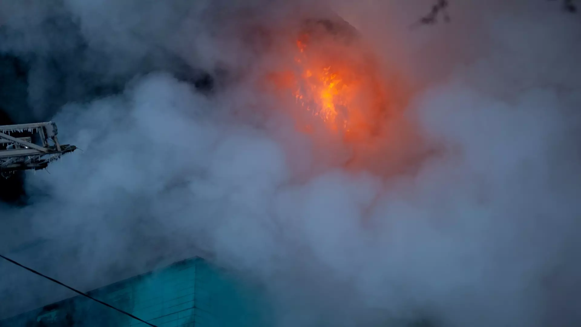 Пожар на волгоградском НПЗ попал на видео