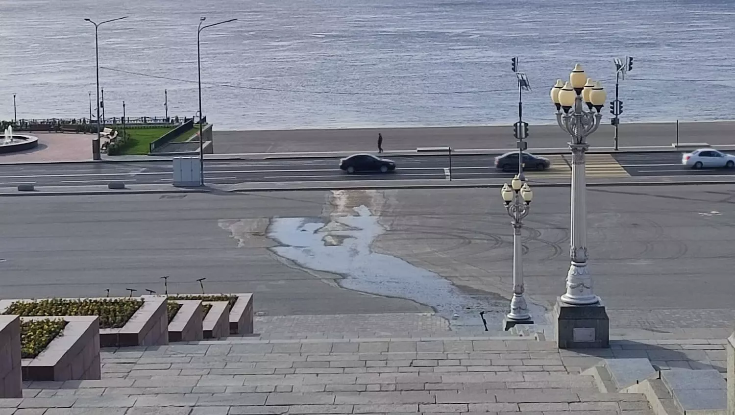 На Центральной набережной Волгограда вышли наружу грунтовые воды