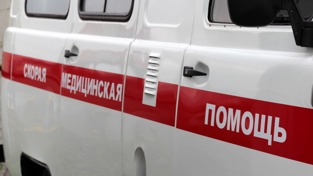 В Волгограде на парковке торгового центра сбили 15-летнего подростка