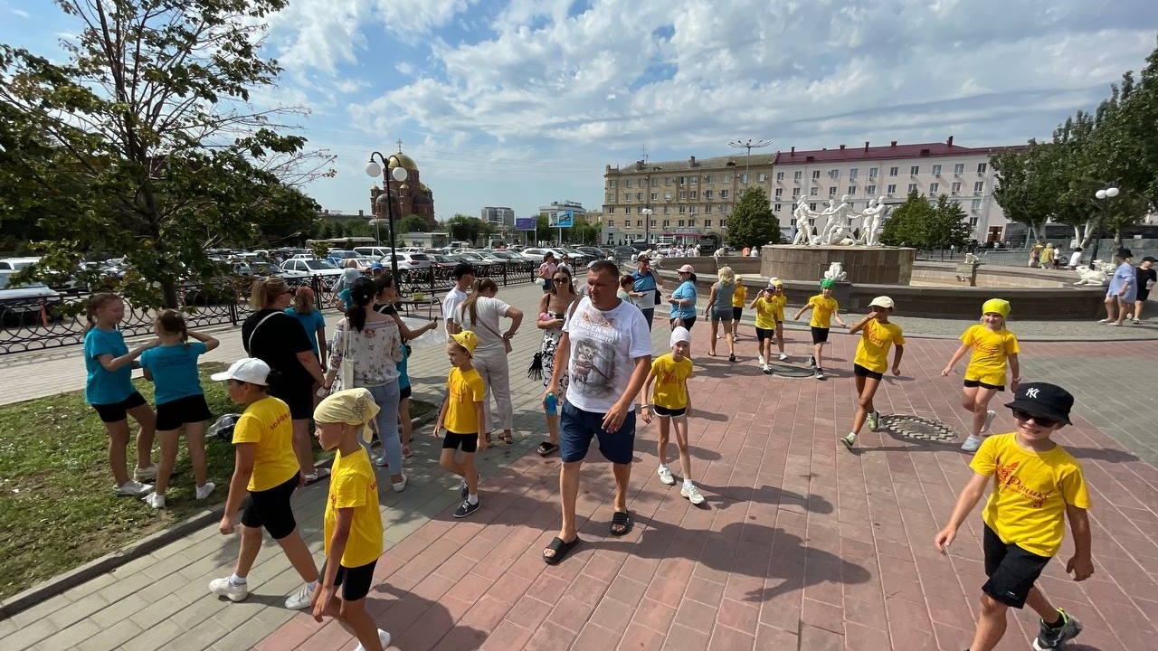 На привокзальной площади в Волгограде всю неделю идут репетиции танцевальных коллективов