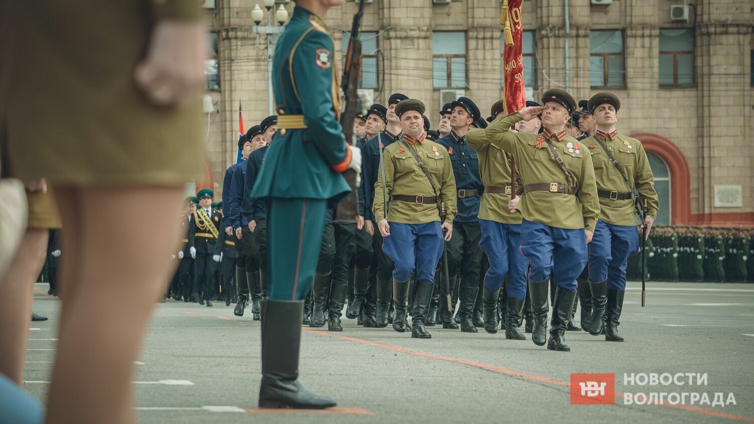 Парад кадет. Парад в Волгограде 9 мая 2023. Парень на параде. Регулировщицы на параде Победы в Волгограде.
