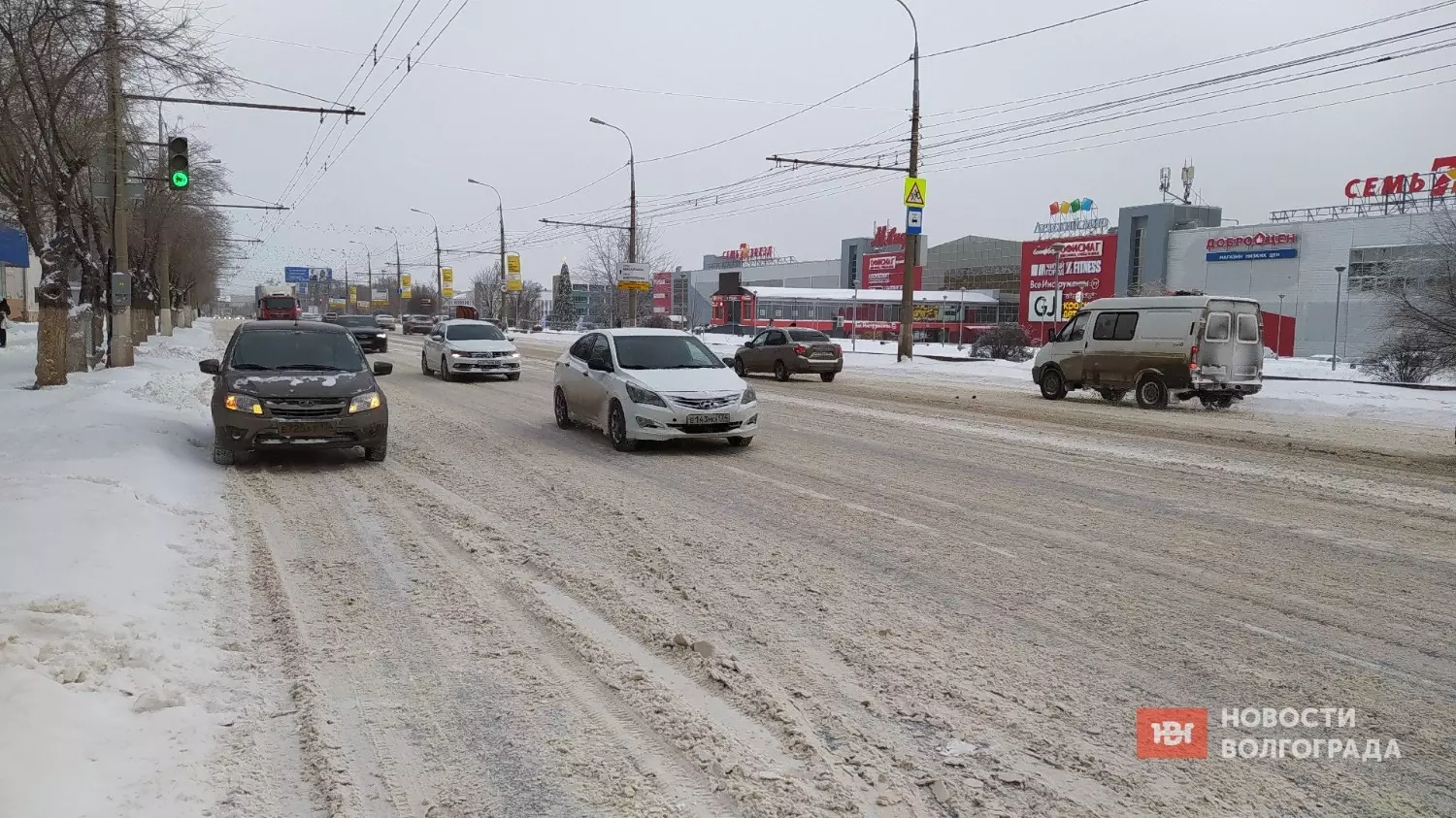 Снежная каша сковала дороги в Волгограде