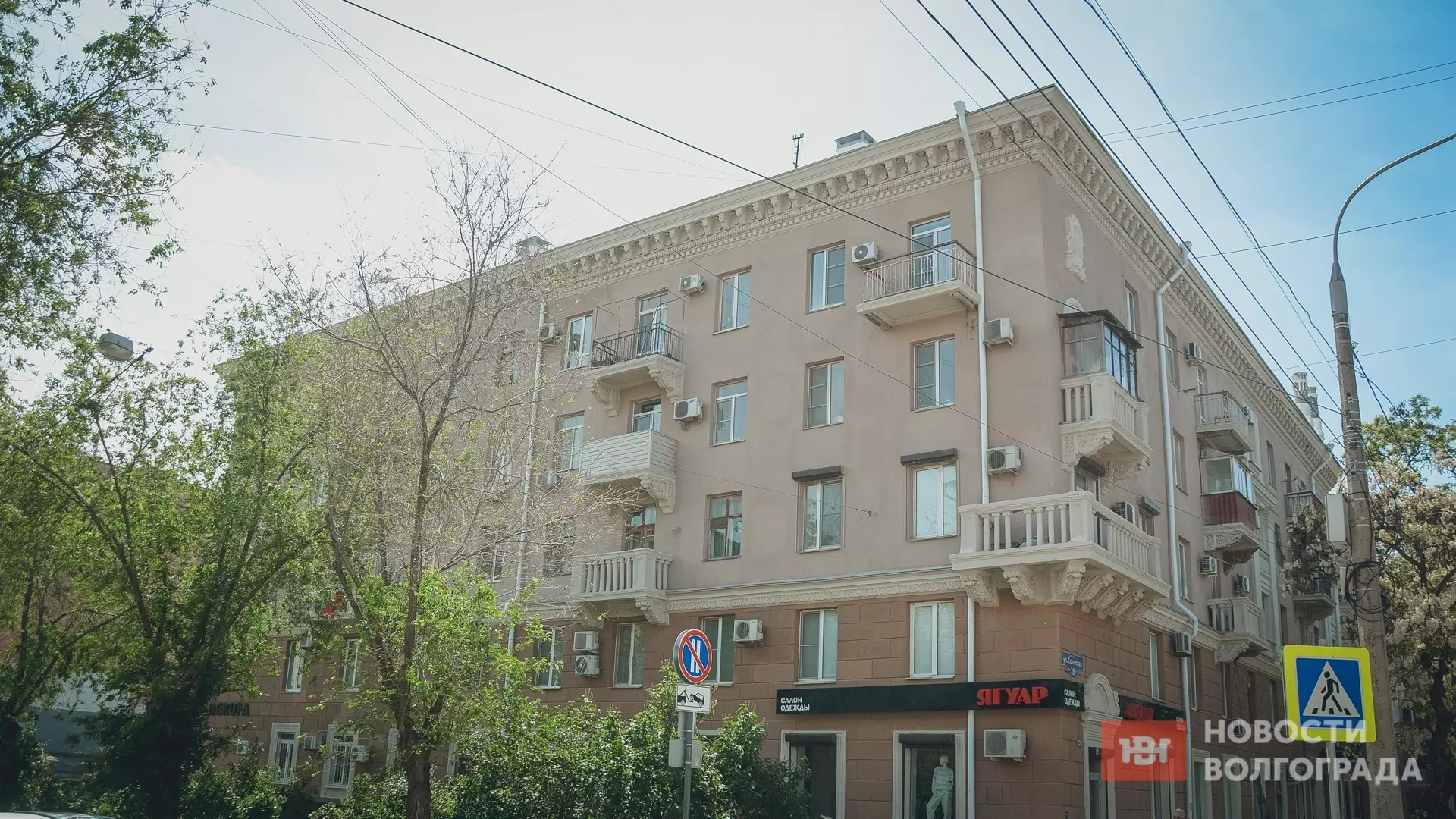 Чеченский подрядчик сбивает лепнину с дома-памятника в Волгограде