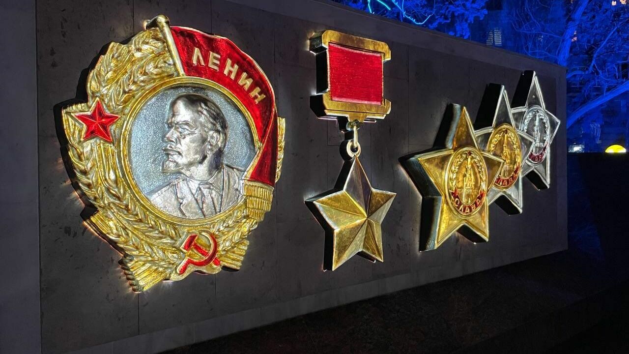 На фасады домов в Волгограде начали проецировать портреты героев Сталинградской битвы