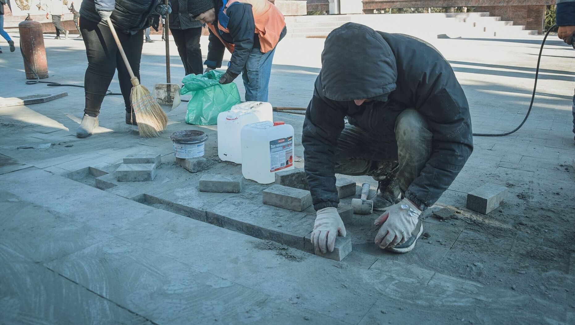 Кривую плитку перекладывают на Аллее Героев в Волгограде