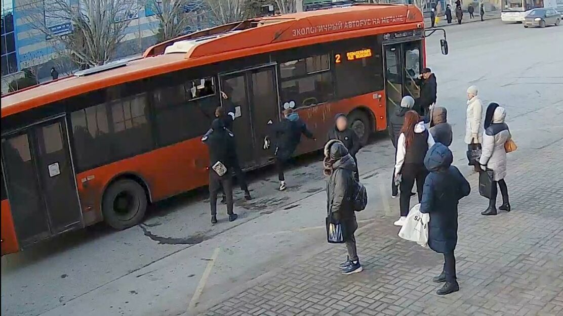 Подростки разгромили автобус в Волгограде
