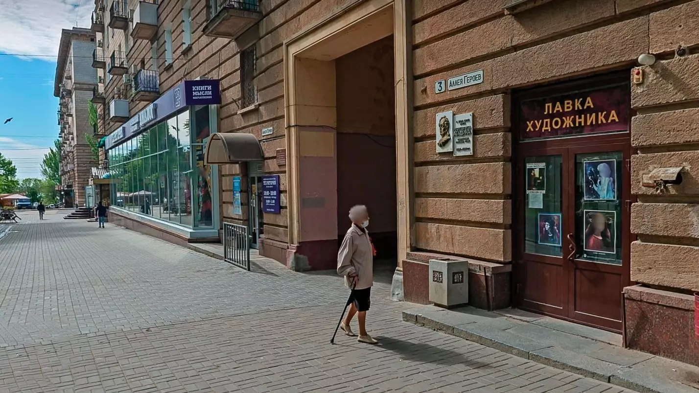 В Волгограде закрывают глаза на осыпающуюся мемориальную доску в память об Агашиной