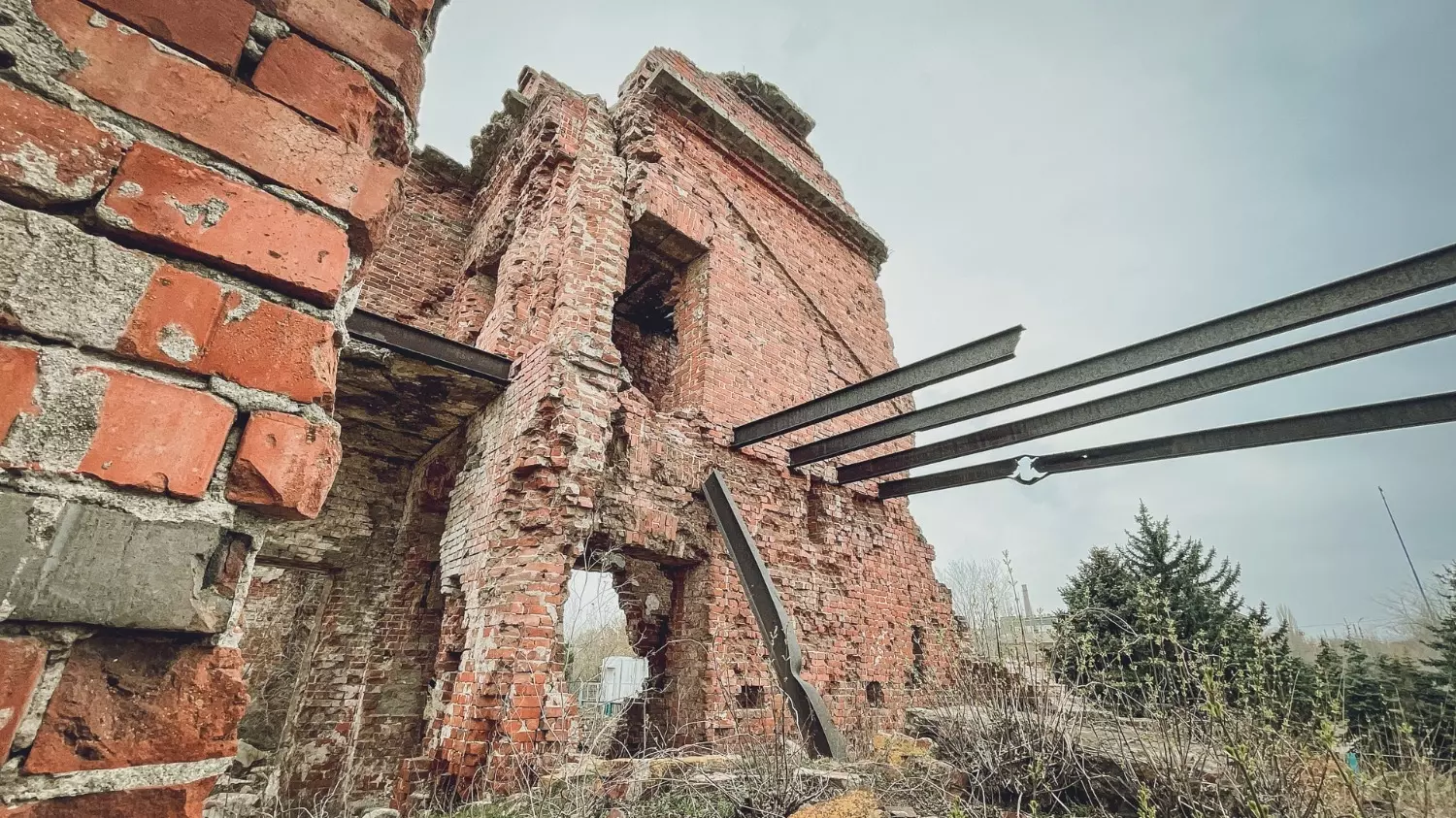 Руины командного пункта на Острове Людникова в Волгограде