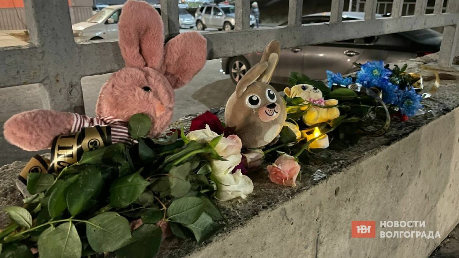 Горожане принесли к месту гибели малыша, цветы, игрушки и свечи