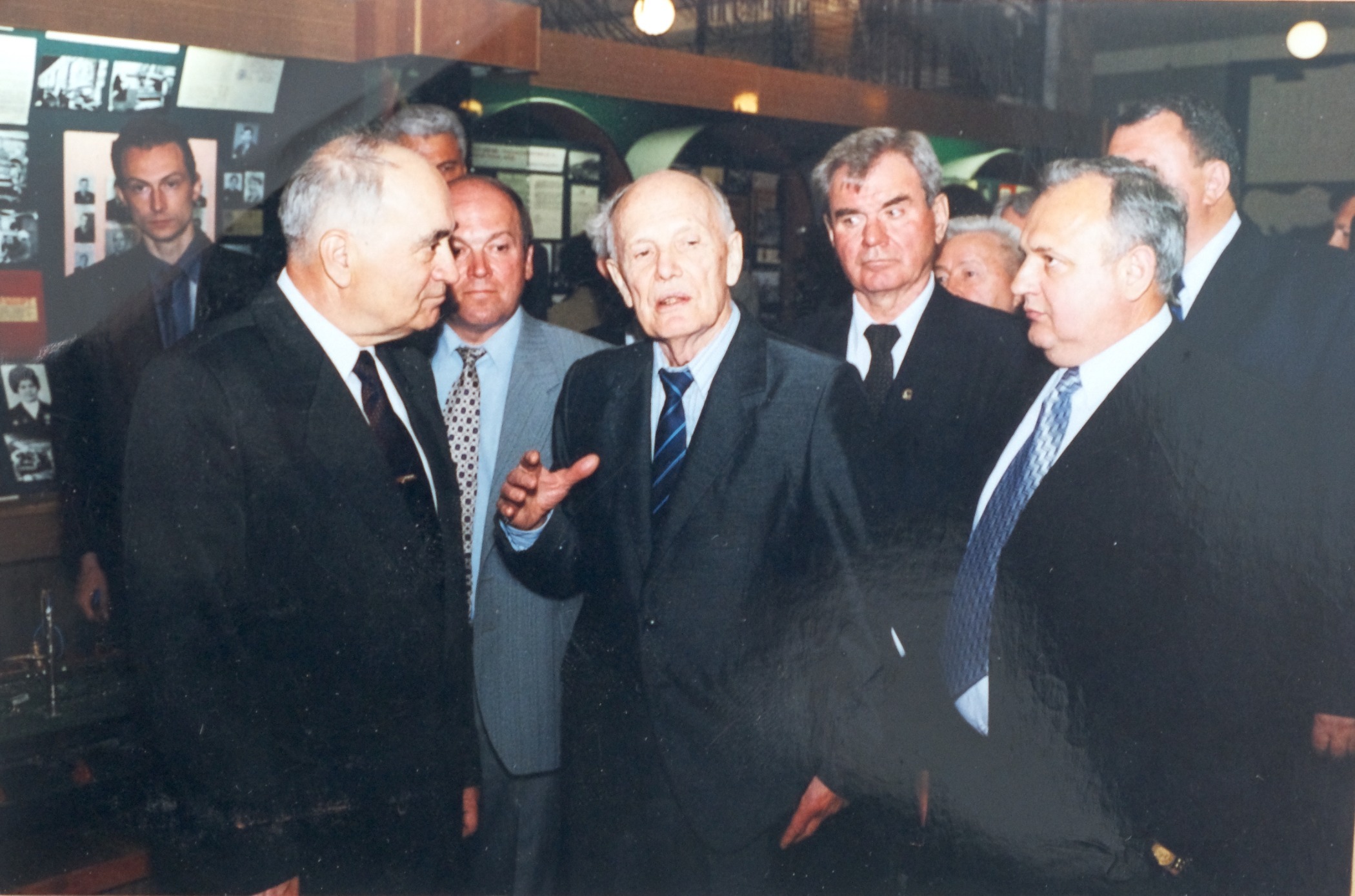 Сын Евгения Патона — Борис Патон (в центре) во время визита на ХТЗ в начале 2000-х годов