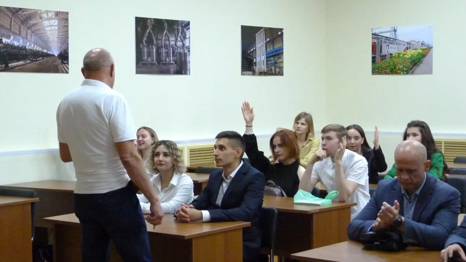 Исполняющий обязанности генерального директора ВгАЗ Игорь Репик выступил перед студентами